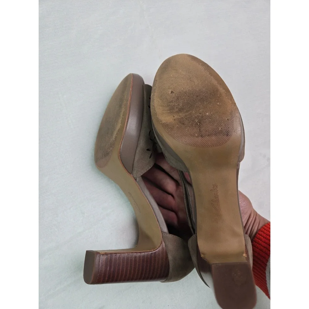 Clarks Artisan Taupe Suede Laser Cut Platform Block Heel Sandals Peep Toe 8 M